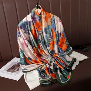 Détail d'un foulard en soie à imprimé pivoine avec une texture brillante sur un crochet