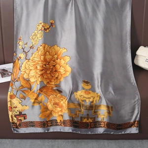 Écharpe en soie grise avec pivoine jaune et motifs chinois sur fond en cuir