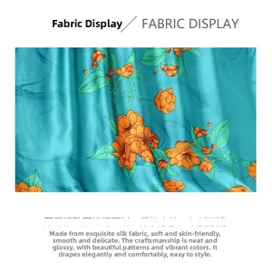 Gros plan du tissu de l'écharpe en satin de soie avec imprimé floral bleu et brillant