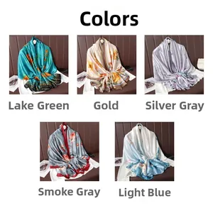 Gros plan détaillé de foulards en soie imprimés en cinq coloris à motifs floraux