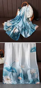 Détail d'un foulard en soie à imprimés lotus bleus avec sac en cuir et lunettes de soleil