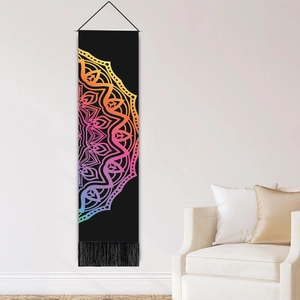 Regenbogen-Mandala Wandteppich mit schwarzen Fransen an einer weißen Wohnzimmerwand