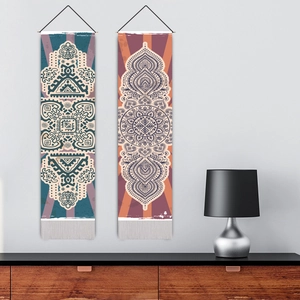 Tentures murales mandala bohème avec pompons dans un salon au design moderne