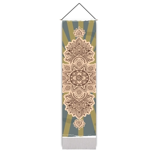 Détail de tapisserie murale mandala bohème en coton avec franges blanches et poteau en bois