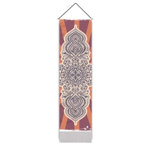 Tapisserie mandala bohème verticale avec tige en bois et motif géométrique orange
