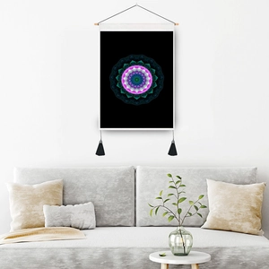Tapiz de pared nórdico con patrón de mandala vibrante y marco decorativo de madera