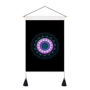 Tapiz de pared nórdico con mandala rosa sobre lienzo negro y barra de madera arte