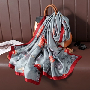 Détail d'un foulard en soie à imprimé lotus chinois drapé sur un sac à main chic