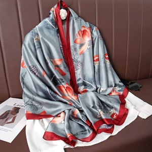 Détail d'un foulard en soie vintage avec base grise, lotus rouges et texture lisse