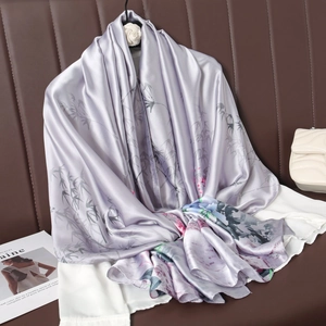 Écharpe élégante en soie style chinois avec feuilles de bambou et fleurs sur violet clair