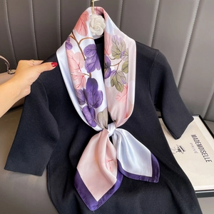 Elegante sciarpa effetto seta con motivi a foglia viola e rosa da donna