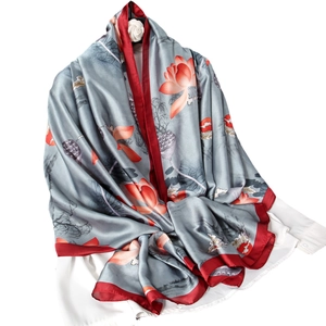 Écharpe en soie style chinois avec imprimé lotus rose et bordures rouges sur chemise blanche