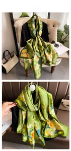 Détail d'un foulard en soie verte avec motifs floraux élégants et bordures de haute qualité