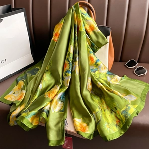 Écharpe longue au toucher soie avec imprimé floral drapée sur un sac à main