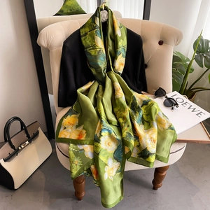 Écharpe en soie vert foncé avec imprimé floral sur un fond vintage élégant