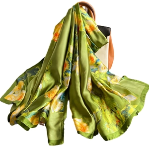 Élégante écharpe longue en soie avec imprimés floraux jaunes sur fond de satin vert
