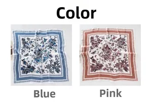 Détail de carrés en soie avec motifs élégants de fleurs et de papillons en bleu et rose