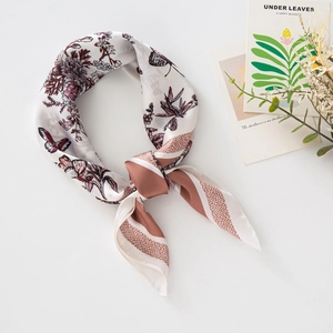 Foulard élégant en soie pour femmes avec imprimé papillon et motifs floraux de style français