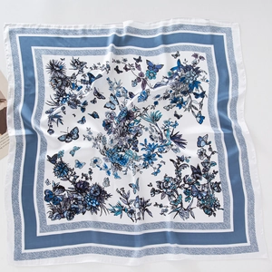 Élégant foulard en soie avec imprimés papillons bleus et fleurs et bordure bleu marine