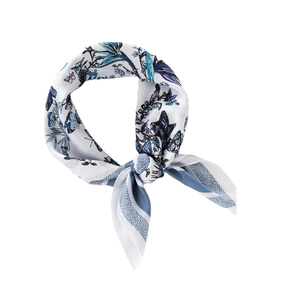 Foulard en satin de soie avec imprimés papillons bleus et fleurs, bords rayés