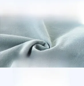 Dettaglio macro del tessuto in cotone azzurro per magliette bimbo traspiranti e morbide