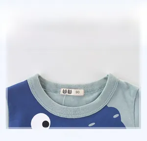 Dettaglio del girocollo a costine su una maglietta per bambini in cotone blu e verde