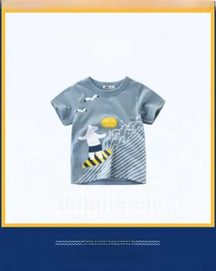 Détail d'un t-shirt en coton bleu clair avec imprimé ours surfeur et col rond classique
