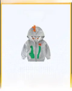 Dettaglio felpa grigia per bambini con punte di dinosauro arancioni e stampa coccodrillo