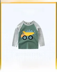 Détail du t-shirt enfant à manches raglan vert et gris avec imprimé camion jaune