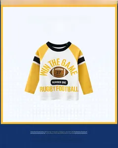 Détail du t-shirt en coton pour garçon avec manches raglan et imprimé de rugby