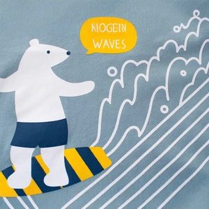 T-shirt enfant bleu clair avec imprimé ours polaire surfant et texte MOGEIN WAVES