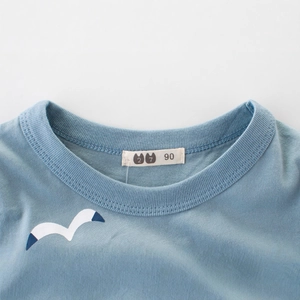 T-shirt bleu à manches courtes pour garçons avec motif mouette et col rond en maille côtelée