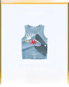 Détail d'un débardeur en coton bleu clair pour garçon avec imprimé requin cartoon