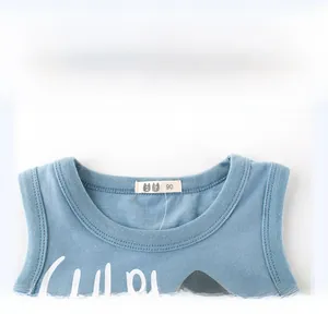 Détail de l'encolure côtelée et de la texture en coton sur le débardeur bleu enfant