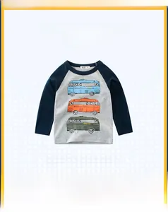 Détail du t-shirt pour enfants à manches raglan avec imprimé bus et texte brodé