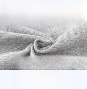 Gros plan du tissu en maille de coton gris, soulignant sa texture douce et respirante