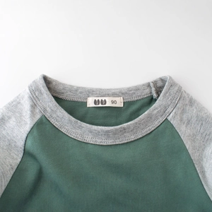 T-shirt manches raglan enfant en vert rétro et gris avec détails du col ras du cou