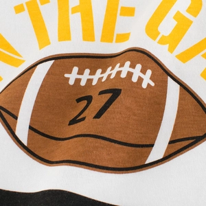 Gros plan d'un T-shirt à manches longues en coton blanc pour garçons avec imprimé football