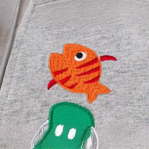 Giacca in maglia grigia per bambini con ricamo a pesce e toppa a cartoni animati