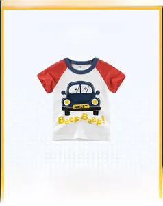 Dettaglio maglietta bimbo con maniche raglan, stampa auto e colletto blu a costine