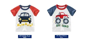 Dettaglio di magliette raglan da bambino in rosso ruggine e blu con stampe di auto