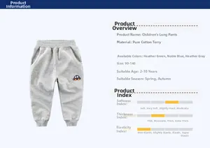 Dettaglio dei pantaloni sportivi grigi in cotone per bambino con ricamo di auto