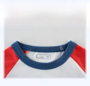 Dettaglio dello scollo blu a costine e maniche raglan rosse sulla t-shirt bimbo