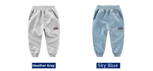 Dettaglio dei pantaloni sportivi per bambini con ricamo auto ed elastico in vita