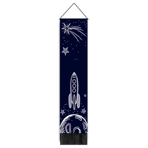 Tapisserie spatiale bleu foncé avec fusée étoiles et glands décoratifs noirs