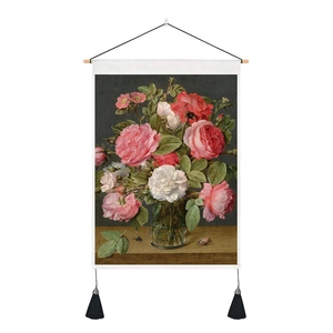 Détail de la tenture fleurs Van Gogh avec barre en bois et pompons décoratifs
