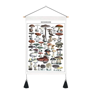 Détail de la tapisserie murale botanique champignon avec cadre bois et glands noirs