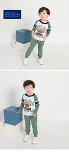 Dettaglio della felpa in cotone per bambino con stampa football e pantaloni verdi