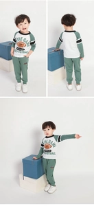 Dettaglio del set sportivo rugby verde da bambino con viste fronte e retro e stampa calcio