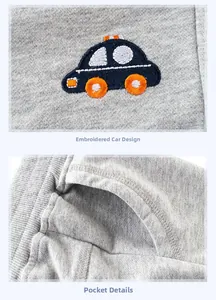 Dettaglio ravvicinato del ricamo con auto e della tasca sui pantaloni in maglia grigi da bimbo
